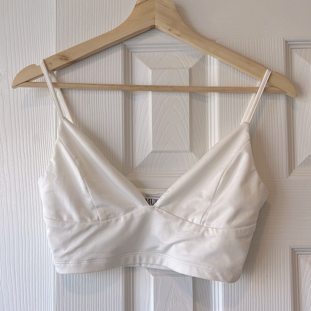 Adjustable strap v neck crop top